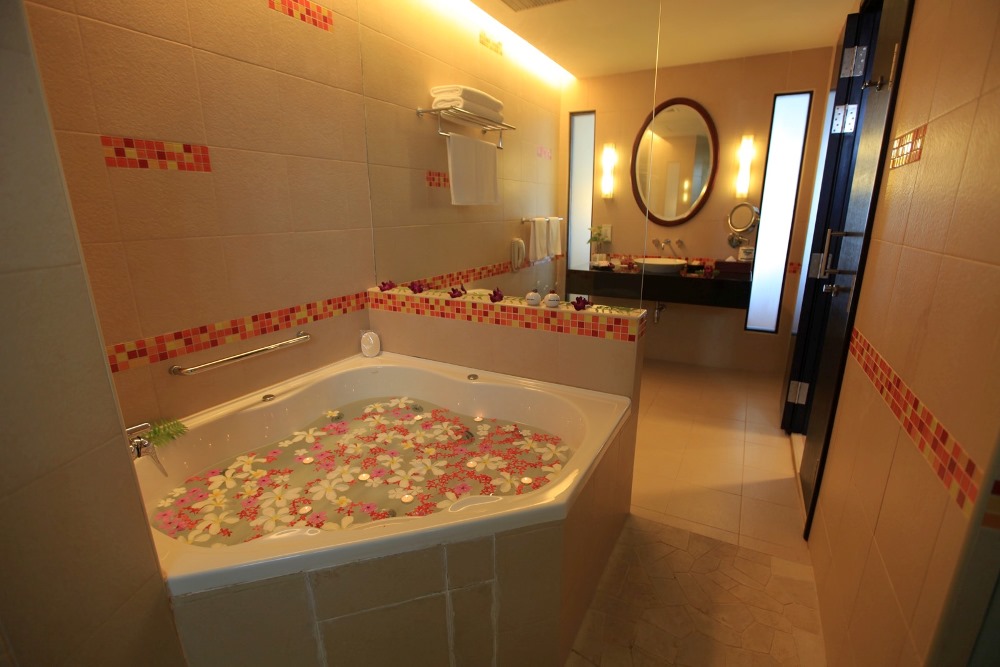 content/hotel/Hulhule Island/Accommondation/Super Deluxe with Jacuzzi/HulhuleIsland-Acc-SuperDeluxewithJacuzzi.jpg